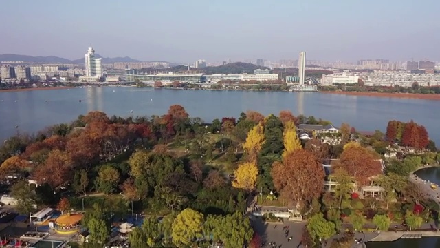 秋季南京玄武湖公园梁洲的风景航拍视频视频素材