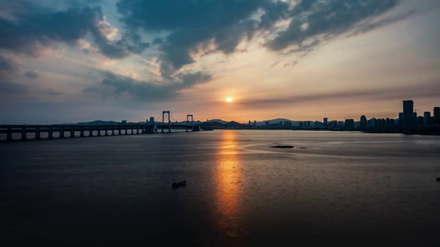 中国辽宁大连星海湾大桥上日落视频素材