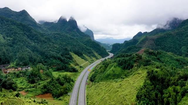 航拍最美高速之穿过大瑶山的广西梧柳高速公路视频素材