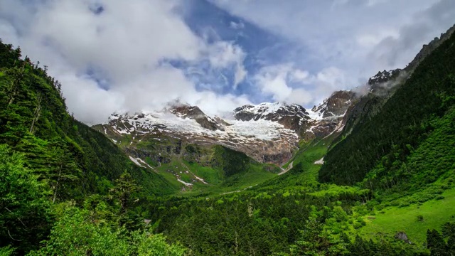 云南迪庆雨崩村和梅里雪山风光延时摄影视频素材