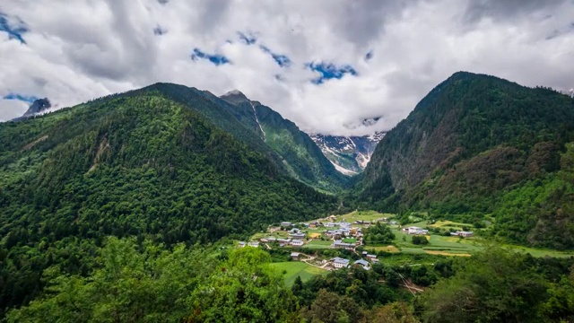 云南迪庆雨崩村和梅里雪山风光延时摄影视频素材