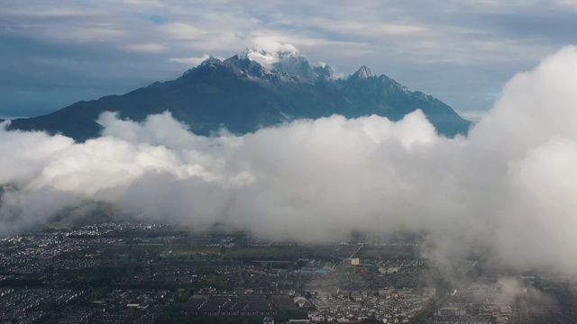 丽江市玉龙雪山航拍全景视频下载