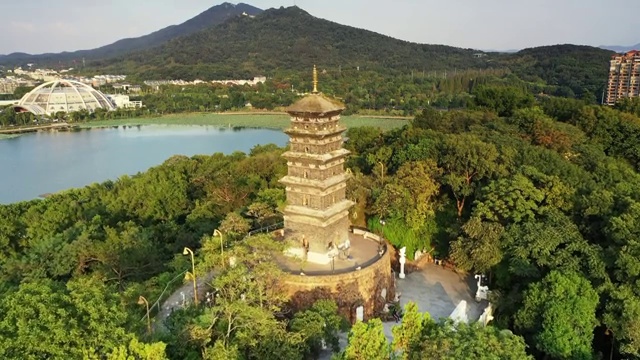 南京九华山公园玄奘寺内的三藏塔视频素材