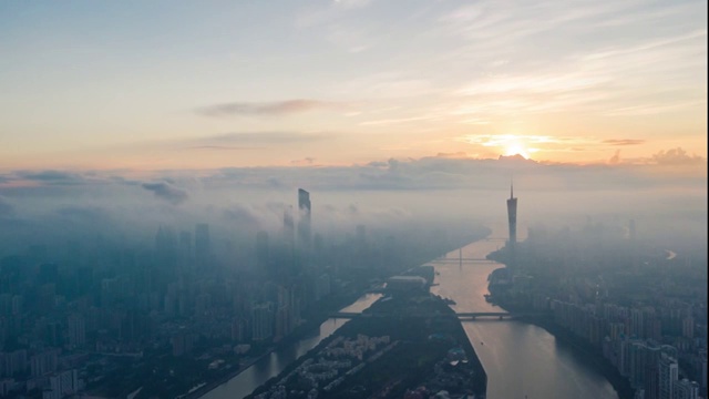 9月的广州日出遇上平流雾，阳光把天空尽染金黄（航拍延时）视频素材