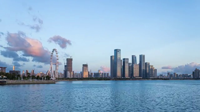 深圳前海自贸区和欢乐港湾从黄昏到夜晚的城市天际线视频素材