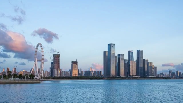 深圳前海自贸区和欢乐港湾从黄昏到夜晚的城市天际线延时/拉镜头视频素材