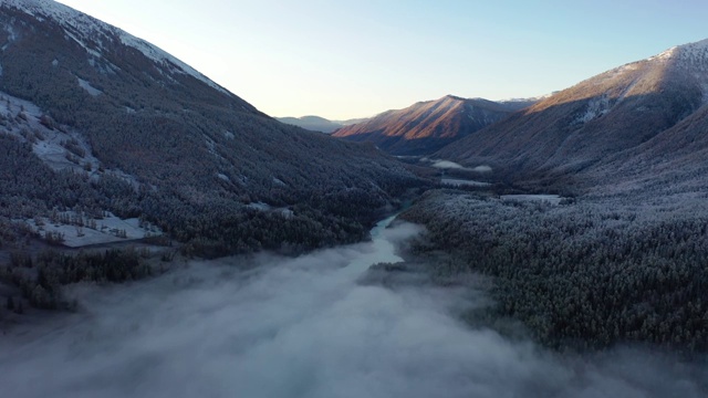 新疆阿勒泰喀纳斯景区喀纳斯河神仙湾月亮湾秋季晨雾航拍视频素材