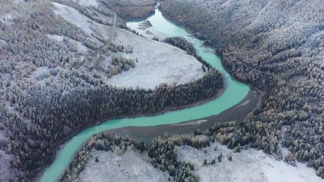 新疆阿勒泰喀纳斯景区月亮湾与卧龙湾清晨雪景航拍视频下载