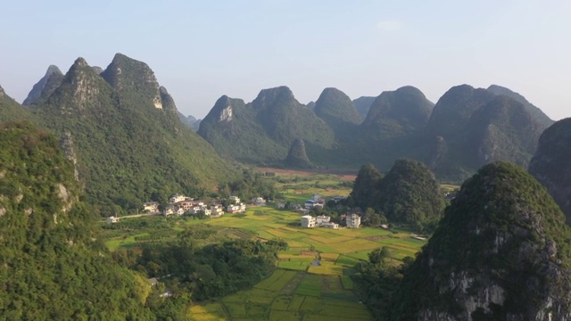 群山间的村庄视频素材