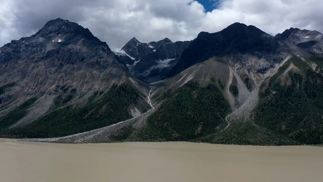 西藏昌都八宿然乌湖晨景航拍视频素材