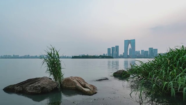 晴朗天气下的苏州金鸡湖东方之门白昼8K分辨率延时摄影视频素材