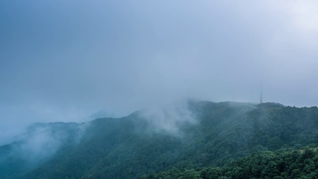 山顶升腾的云雾视频素材