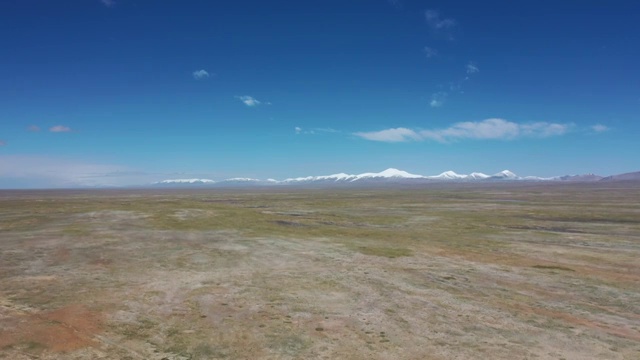 青海海西可可西里自然保护区雪山观景台眺望昆仑山航拍视频素材