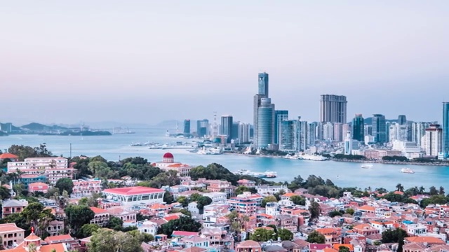 中国福建厦门鼓浪屿和城市海岸线日转夜延时摄影视频素材