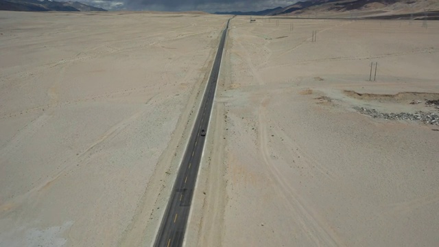 西藏阿里高原笔直的公路旅行风光鸟瞰视角视频素材