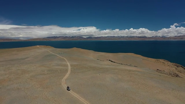 中国西藏阿里玛旁雍措湖泊自驾旅行自然风光视频素材