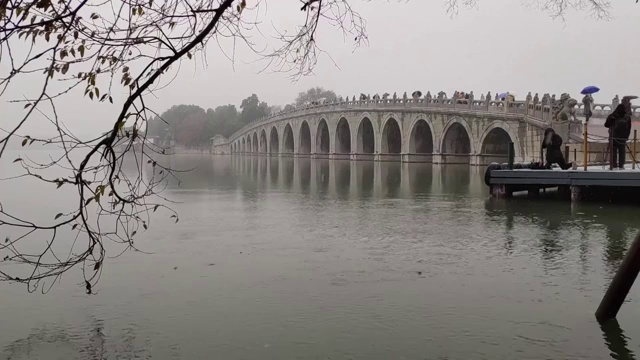 颐和园十七孔桥下雪景色视频素材