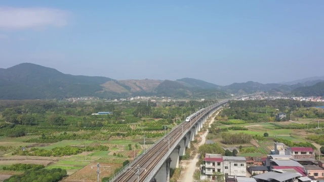 秋天阳光下田野大地上行驶的高速列车视频素材