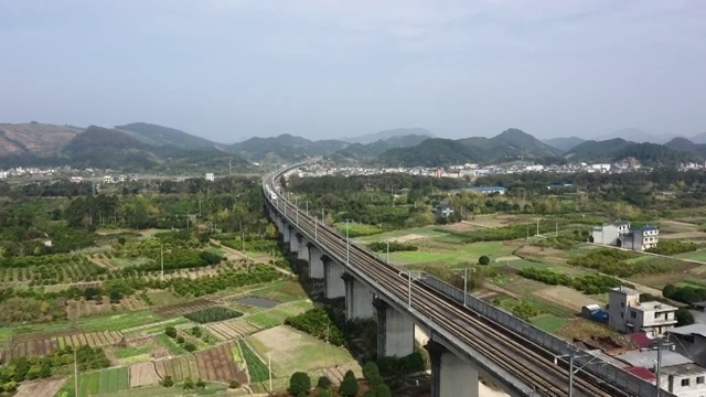 秋天阳光下田野大地上行驶的高速列车视频素材