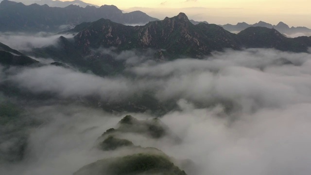 航拍北京箭扣长城日出云海朝霞古建筑自然风光视频素材