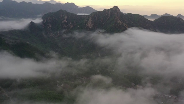 航拍北京箭扣长城日出云海朝霞古建筑自然风光视频素材