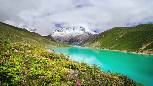 西藏山南白玛林措库拉岗日雪山风光延时视频素材