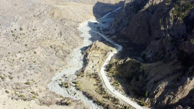 航拍宁夏贺兰山的公路视频素材