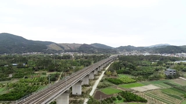 穿过田野大地的高速列车视频素材