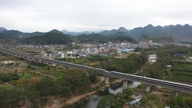 穿过田野大地的高速列车视频素材