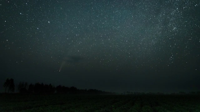 农田上的NEOWISE新智彗星4k延时视频素材