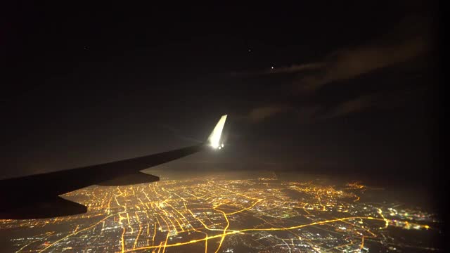 飞机上的城市夜景4k视频视频素材