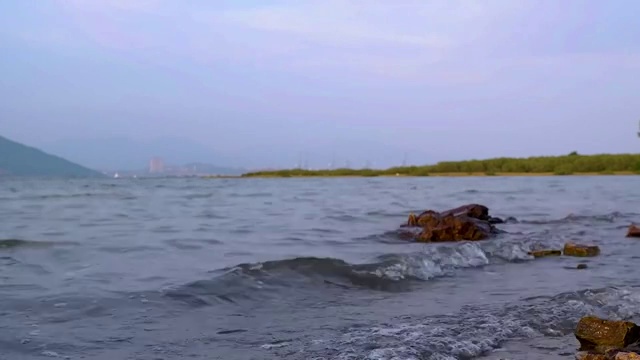 傍晚的海浪拍打着岸边视频素材