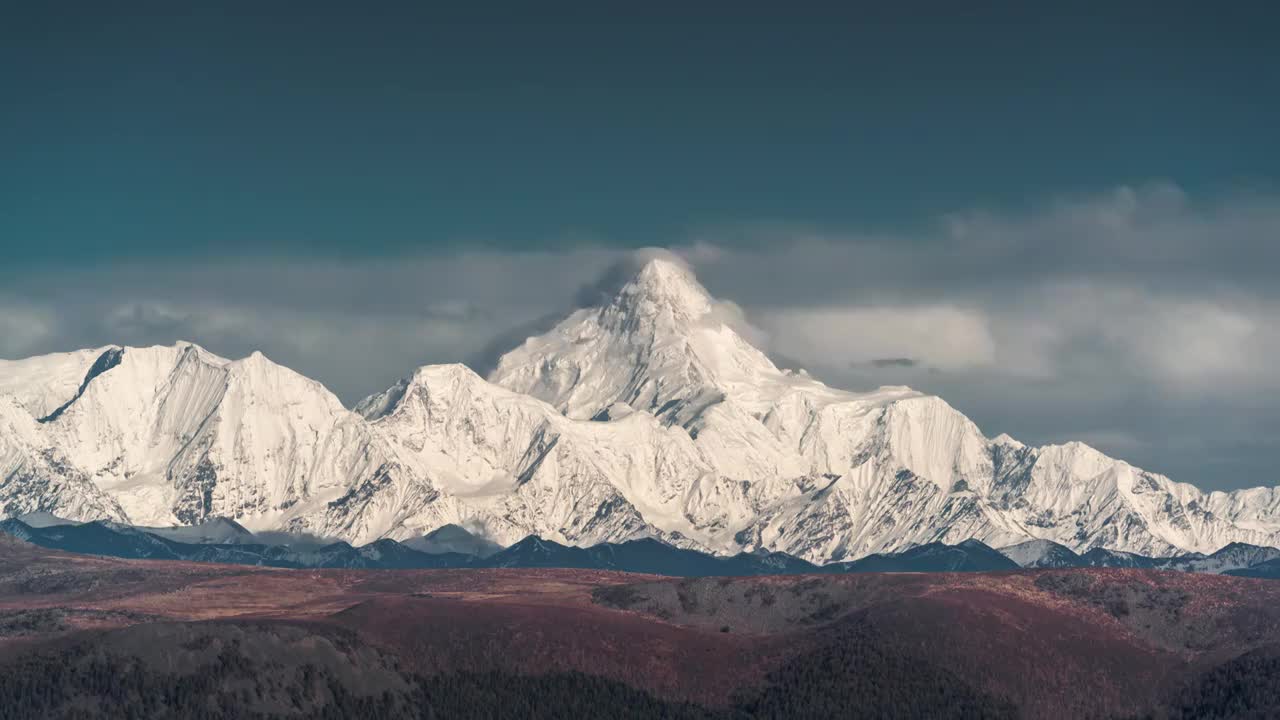 8K60P贡嘎雪山主峰日照白云光影延时视频素材