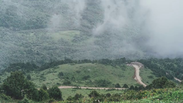 4K30P山坡草地土路云雾延时视频素材