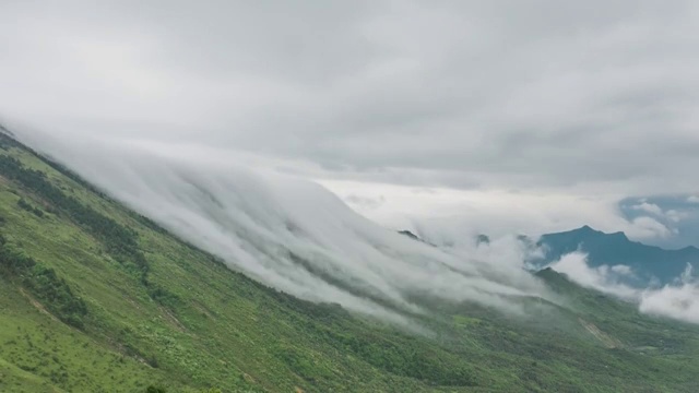 4K30P山坡云海云瀑流动延时视频素材