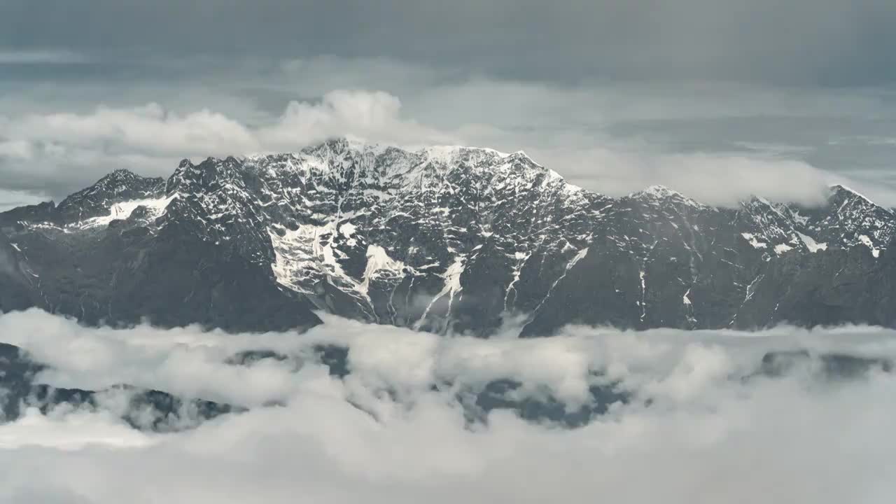 8K60P晴天雪山云雾延时视频素材