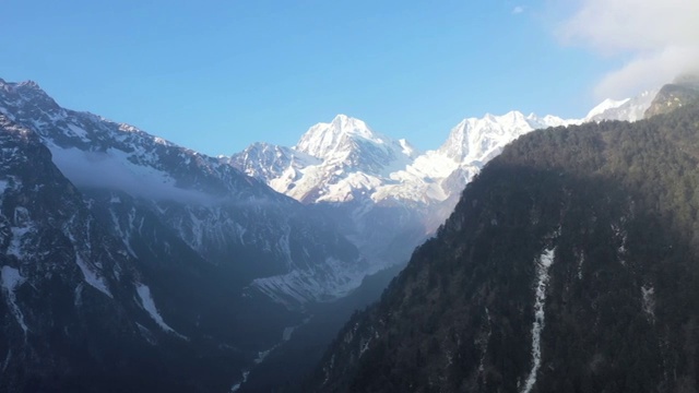 海螺沟冰川和贡嘎雪山环绕航拍视频素材