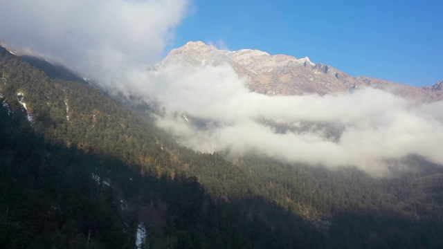 海螺沟冰川嘎雪山环绕航拍视频素材