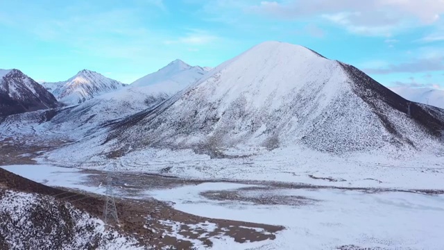 4K航拍西藏川藏线上的雪山群视频素材