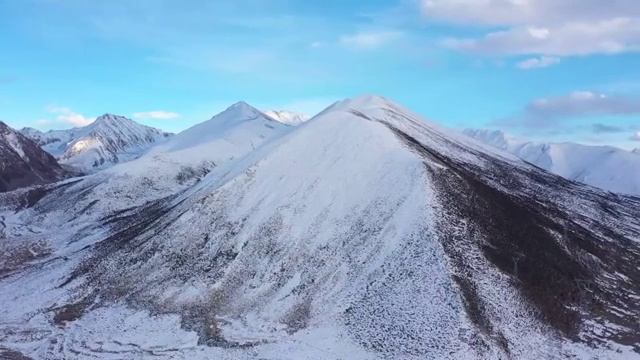 4K航拍西藏川藏线上的雪山群视频素材