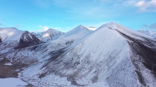 4K航拍西藏川藏线上的雪山群视频素材