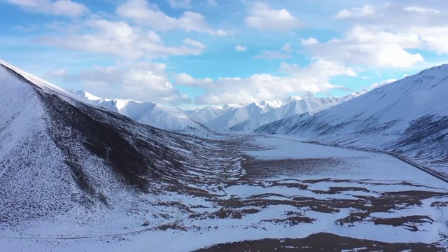 4K航拍西藏川藏线上的雪山群视频素材