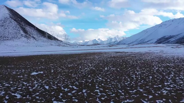 4K航拍西藏川藏线上的雪山群视频素材