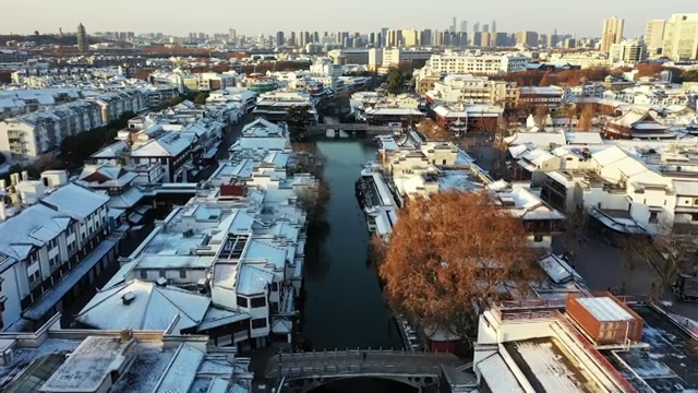 雪后的南京夫子庙秦淮河风光带的清晨风光视频素材