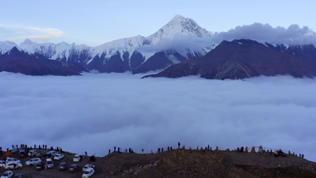 航拍在拍照的人们和雪山风光视频下载