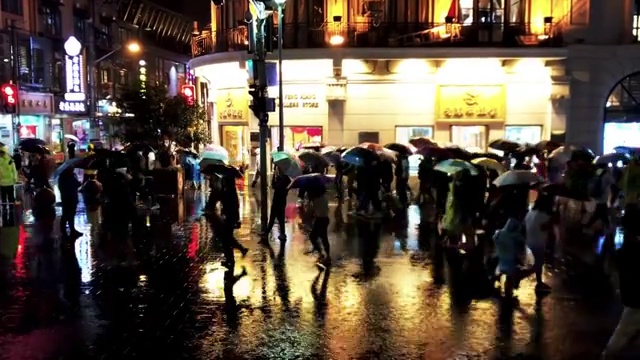 暴雨下的南京路步行街夜景视频下载