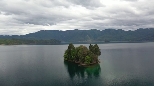 云南丽江宁蒗县泸沽湖洛克岛自然风光航拍视频素材