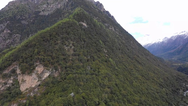 4K航拍中国西藏林芝地区巴松措错高村视频素材