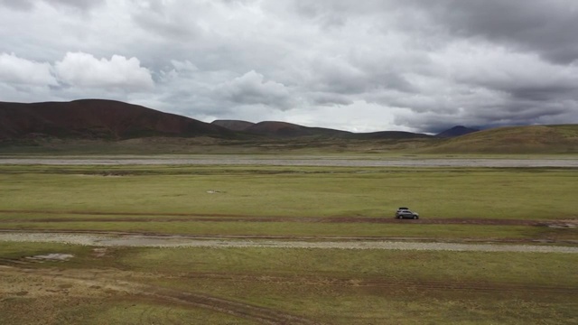 西藏无人区suv汽车自驾游越野旅行视频素材