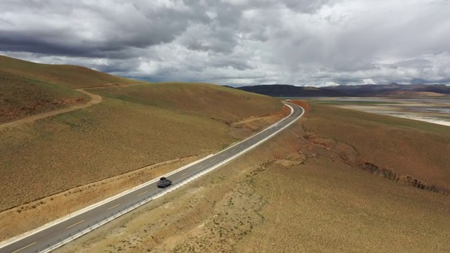 西藏山南哲古草原公路旅行旷野自然风光航拍视频素材